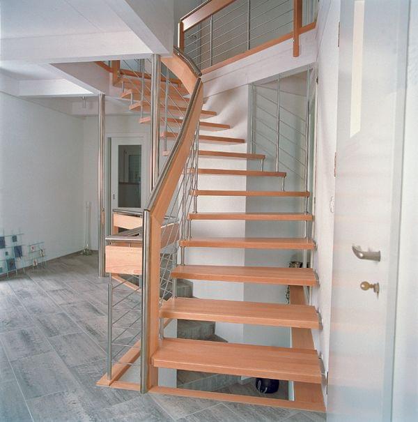Holztreppe Systemtreppe viertelgewendelte Geländer mit Edelstahlstäben