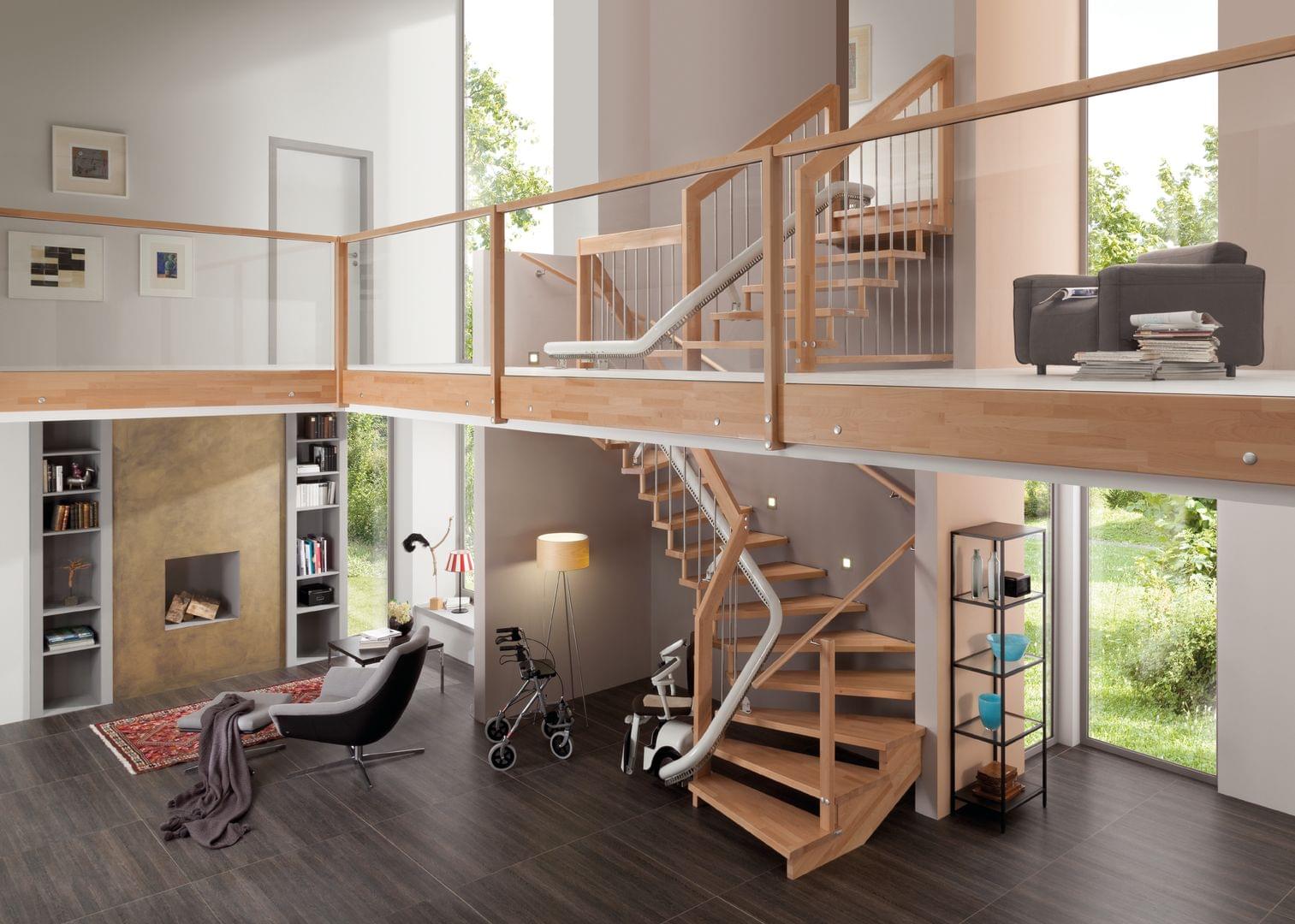 Holztreppe mit Treppenlift für barrierefreies Wohnen